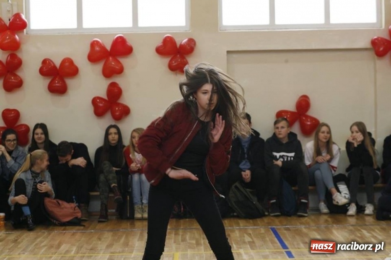 Zdjęcie w galerii na portalu naszraciborz.pl: Drugi Walentynkowy Turniej Tańca w I LO w Raciborzu wiadomości z regionu