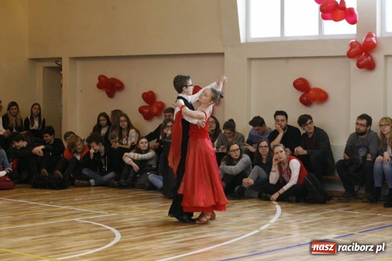 Zdjęcie w galerii na portalu naszraciborz.pl: Drugi Walentynkowy Turniej Tańca w I LO w Raciborzu wiadomości z regionu