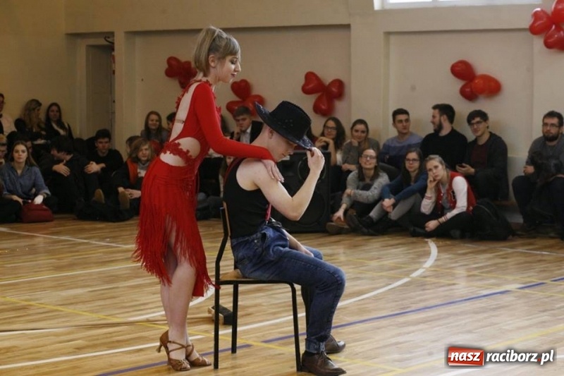 Zdjęcie w galerii na portalu naszraciborz.pl: Drugi Walentynkowy Turniej Tańca w I LO w Raciborzu wiadomości z regionu