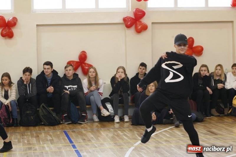 Zdjęcie w galerii na portalu naszraciborz.pl: Drugi Walentynkowy Turniej Tańca w I LO w Raciborzu wiadomości z regionu
