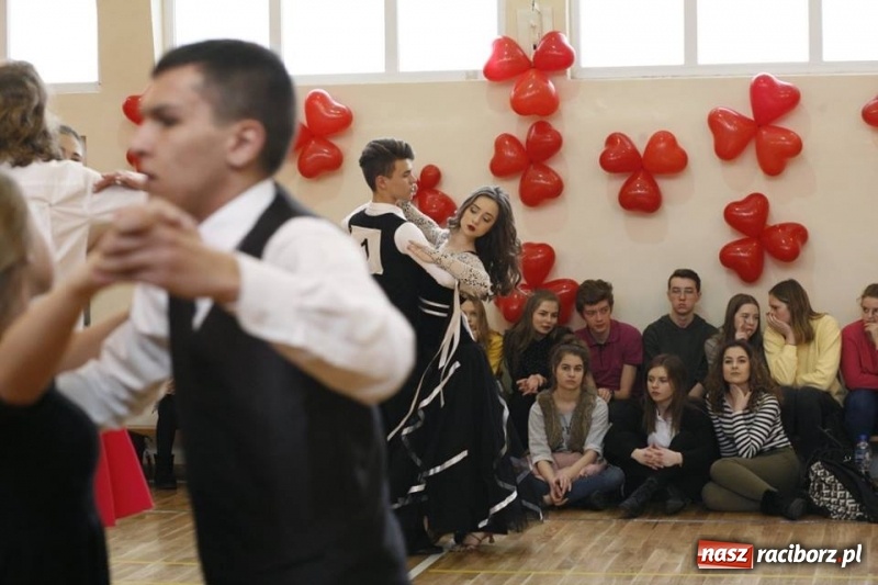 Zdjęcie w galerii na portalu naszraciborz.pl: Drugi Walentynkowy Turniej Tańca w I LO w Raciborzu wiadomości z regionu