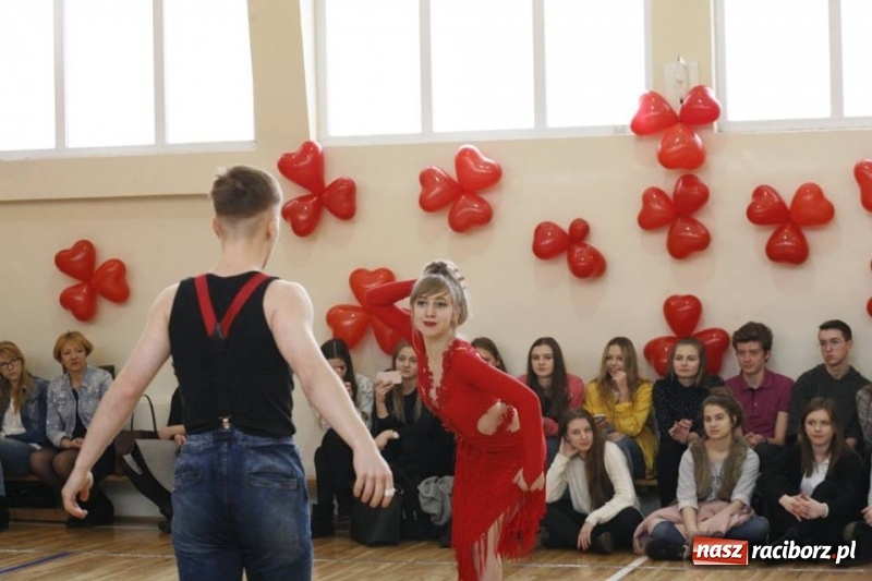 Zdjęcie w galerii na portalu naszraciborz.pl: Drugi Walentynkowy Turniej Tańca w I LO w Raciborzu wiadomości z regionu