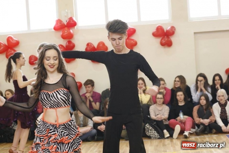 Zdjęcie w galerii na portalu naszraciborz.pl: Drugi Walentynkowy Turniej Tańca w I LO w Raciborzu wiadomości z regionu