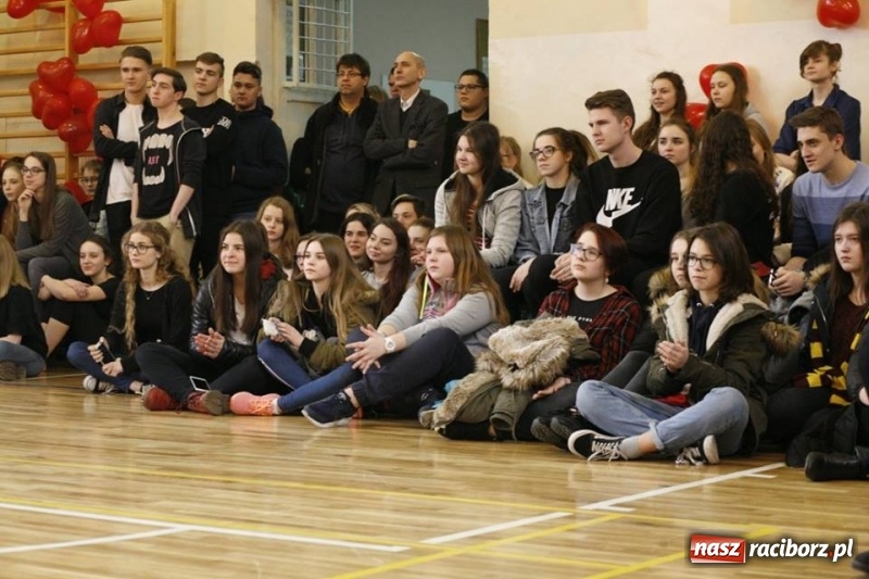 Zdjęcie w galerii na portalu naszraciborz.pl: Drugi Walentynkowy Turniej Tańca w I LO w Raciborzu wiadomości z regionu