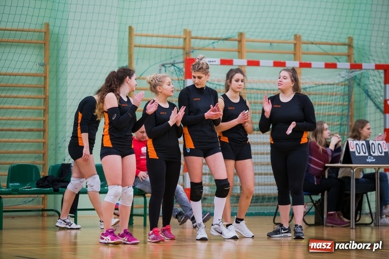 Zdjęcie w galerii na portalu naszraciborz.pl: Liga szkolna w siatkówce w Arenie Rafako wiadomości z regionu