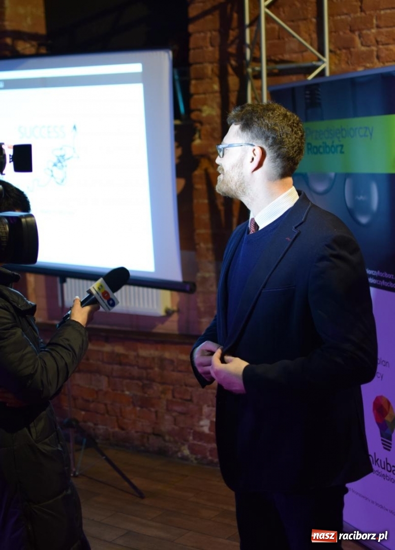 Zdjęcie w galerii na portalu naszraciborz.pl: Stu raciborzan słuchało jak wejść na drogę do sukcesu  wiadomości z regionu