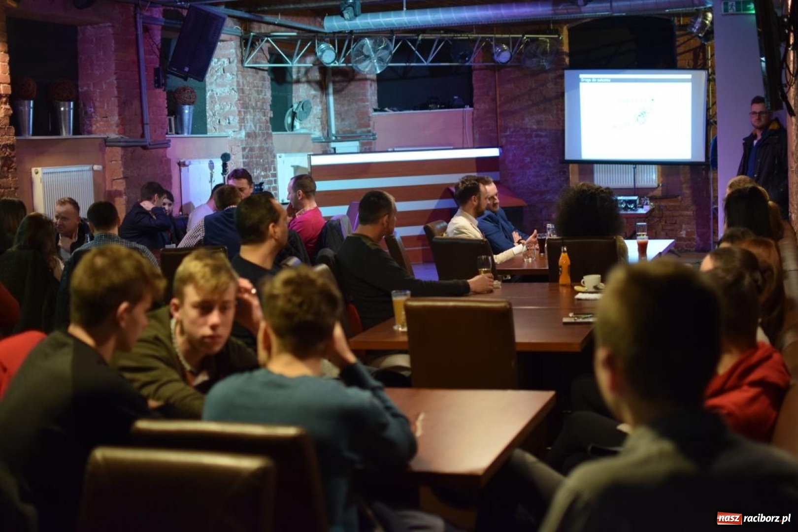 Zdjęcie w galerii na portalu naszraciborz.pl: Stu raciborzan słuchało jak wejść na drogę do sukcesu  wiadomości z regionu