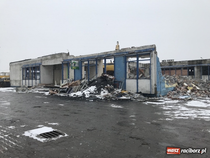 Zdjęcie w galerii na portalu naszraciborz.pl: Trwa wyburzanie Kwadransu. Grały tu największe gwiazdy polskiej sceny  wiadomości z regionu