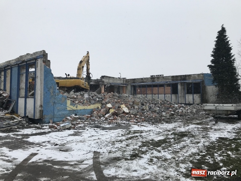 Zdjęcie w galerii na portalu naszraciborz.pl: Trwa wyburzanie Kwadransu. Grały tu największe gwiazdy polskiej sceny  wiadomości z regionu