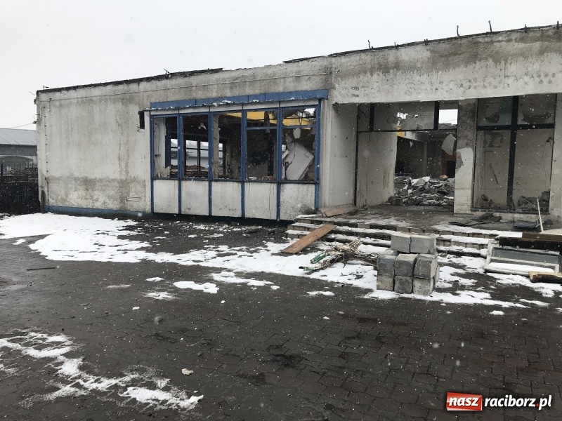 Zdjęcie w galerii na portalu naszraciborz.pl: Trwa wyburzanie Kwadransu. Grały tu największe gwiazdy polskiej sceny  wiadomości z regionu