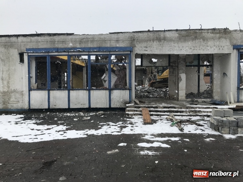 Zdjęcie w galerii na portalu naszraciborz.pl: Trwa wyburzanie Kwadransu. Grały tu największe gwiazdy polskiej sceny  wiadomości z regionu