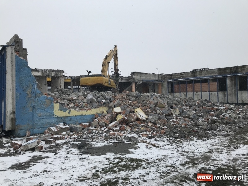 Zdjęcie w galerii na portalu naszraciborz.pl: Trwa wyburzanie Kwadransu. Grały tu największe gwiazdy polskiej sceny  wiadomości z regionu