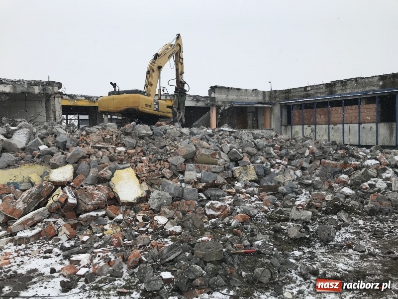 Zdjęcie w galerii na portalu naszraciborz.pl: Trwa wyburzanie Kwadransu. Grały tu największe gwiazdy polskiej sceny  wiadomości z regionu