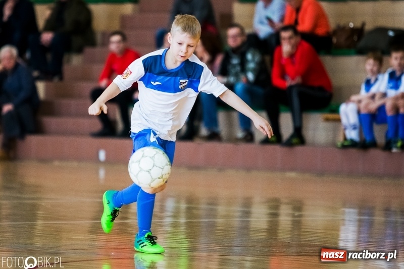 Zdjęcie w galerii na portalu naszraciborz.pl: Kolejne zmagania żaków w hali sportowej w Rudniku  wiadomości z regionu