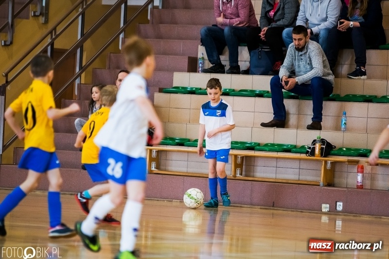 Zdjęcie w galerii na portalu naszraciborz.pl: Kolejne zmagania żaków w hali sportowej w Rudniku  wiadomości z regionu