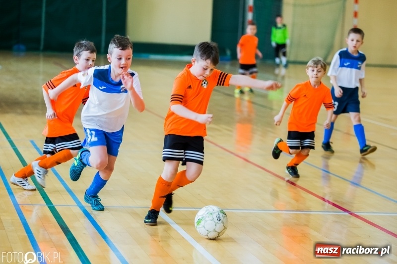 Zdjęcie w galerii na portalu naszraciborz.pl: Kolejne zmagania żaków w hali sportowej w Rudniku  wiadomości z regionu