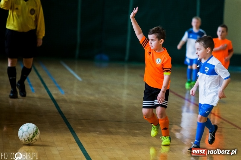 Zdjęcie w galerii na portalu naszraciborz.pl: Kolejne zmagania żaków w hali sportowej w Rudniku  wiadomości z regionu