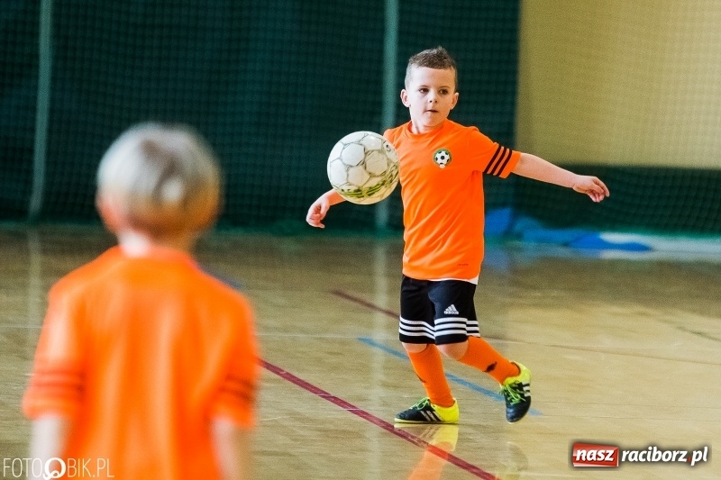 Zdjęcie w galerii na portalu naszraciborz.pl: Kolejne zmagania żaków w hali sportowej w Rudniku  wiadomości z regionu