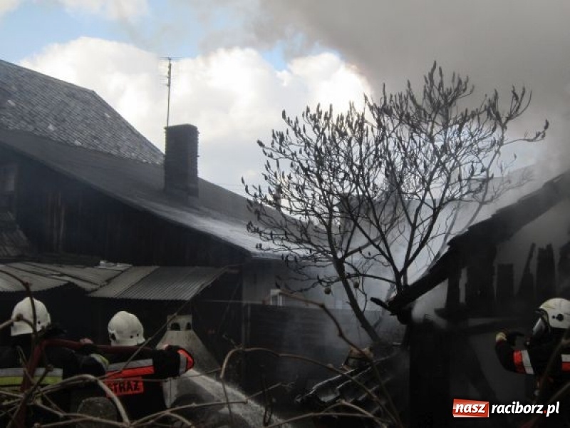 Zdjęcie w galerii na portalu naszraciborz.pl: Duży pożar w centrum Rud. W akcji miejscowe zastępy OSP oraz zawodowe straże z Raciborza i Rybnika wiadomości z regionu