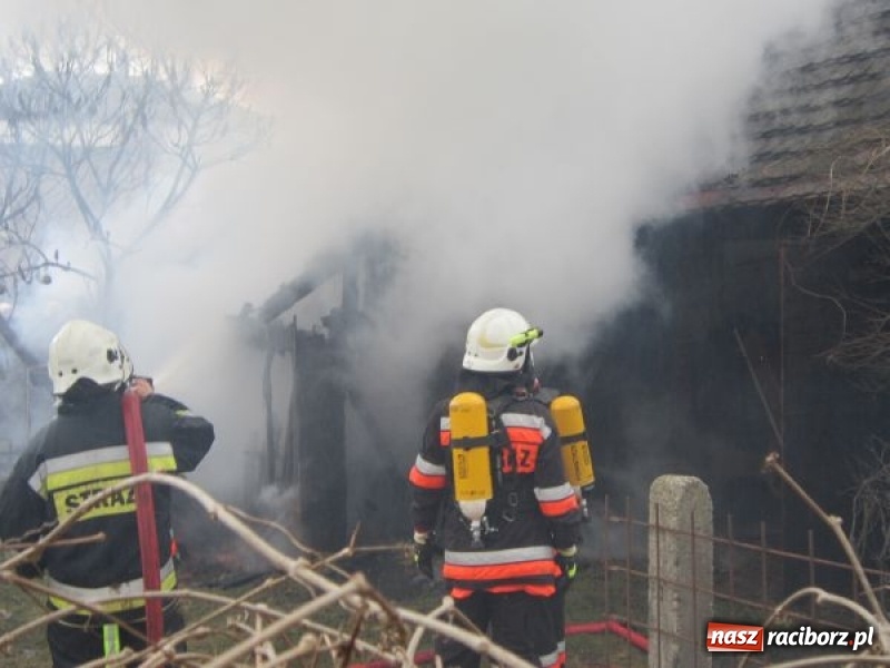 Zdjęcie w galerii na portalu naszraciborz.pl: Duży pożar w centrum Rud. W akcji miejscowe zastępy OSP oraz zawodowe straże z Raciborza i Rybnika wiadomości z regionu