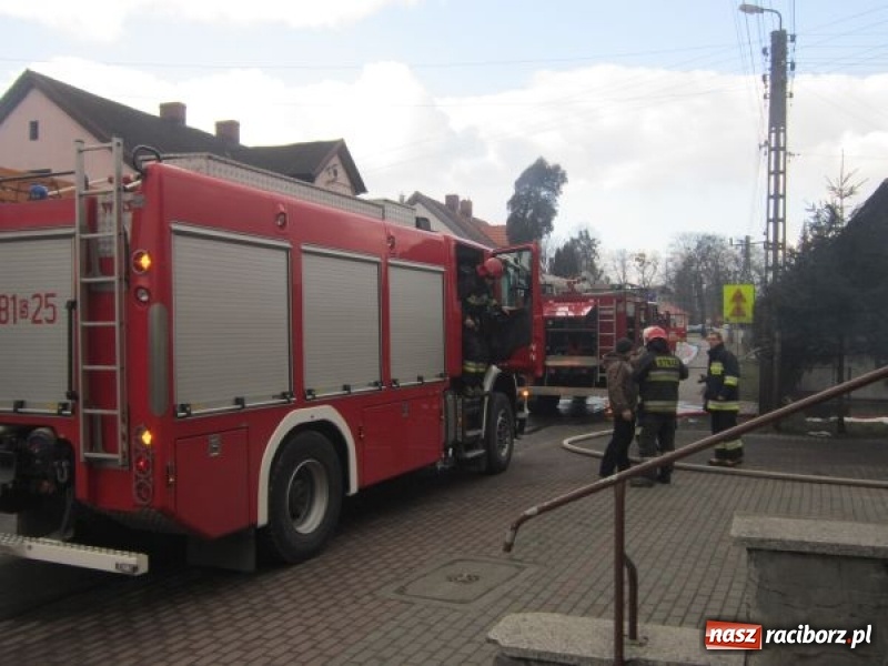 Zdjęcie w galerii na portalu naszraciborz.pl: Duży pożar w centrum Rud. W akcji miejscowe zastępy OSP oraz zawodowe straże z Raciborza i Rybnika wiadomości z regionu