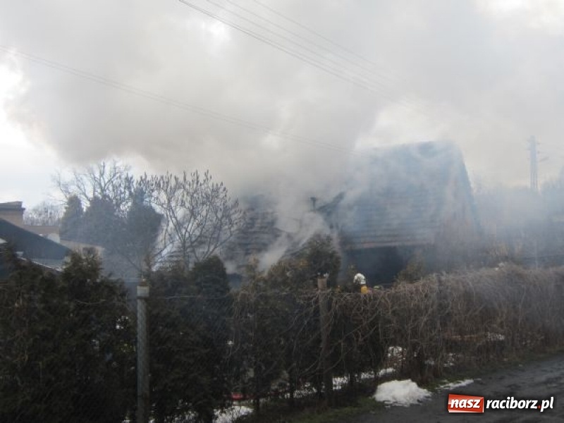 Zdjęcie w galerii na portalu naszraciborz.pl: Duży pożar w centrum Rud. W akcji miejscowe zastępy OSP oraz zawodowe straże z Raciborza i Rybnika wiadomości z regionu