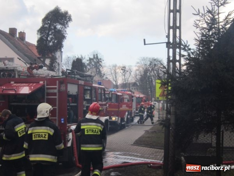 Zdjęcie w galerii na portalu naszraciborz.pl: Duży pożar w centrum Rud. W akcji miejscowe zastępy OSP oraz zawodowe straże z Raciborza i Rybnika wiadomości z regionu