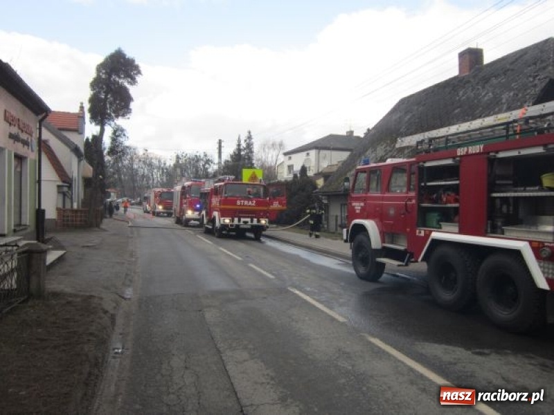 Zdjęcie w galerii na portalu naszraciborz.pl: Duży pożar w centrum Rud. W akcji miejscowe zastępy OSP oraz zawodowe straże z Raciborza i Rybnika wiadomości z regionu