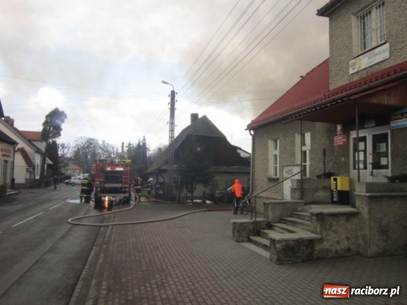 Zdjęcie w galerii na portalu naszraciborz.pl: Duży pożar w centrum Rud. W akcji miejscowe zastępy OSP oraz zawodowe straże z Raciborza i Rybnika wiadomości z regionu