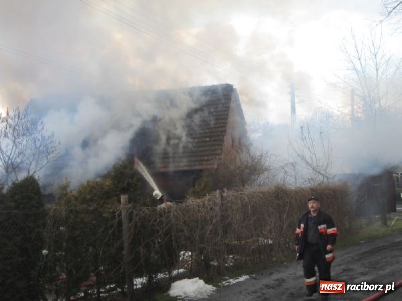 Zdjęcie w galerii na portalu naszraciborz.pl: Duży pożar w centrum Rud. W akcji miejscowe zastępy OSP oraz zawodowe straże z Raciborza i Rybnika wiadomości z regionu