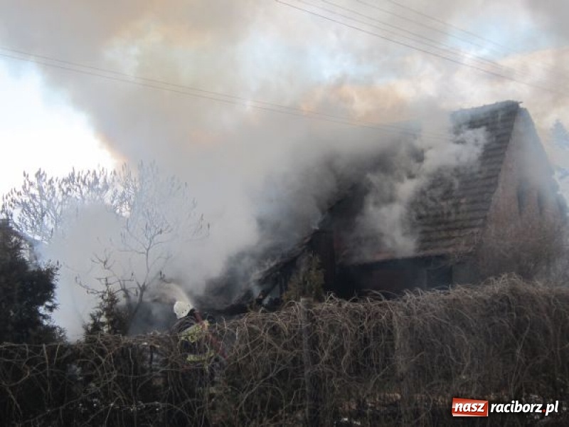 Zdjęcie w galerii na portalu naszraciborz.pl: Duży pożar w centrum Rud. W akcji miejscowe zastępy OSP oraz zawodowe straże z Raciborza i Rybnika wiadomości z regionu