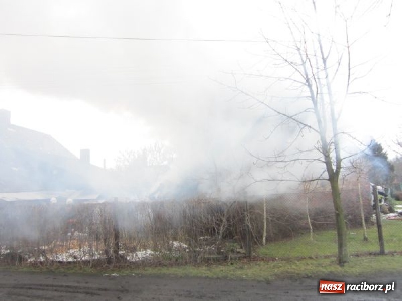 Zdjęcie w galerii na portalu naszraciborz.pl: Duży pożar w centrum Rud. W akcji miejscowe zastępy OSP oraz zawodowe straże z Raciborza i Rybnika wiadomości z regionu