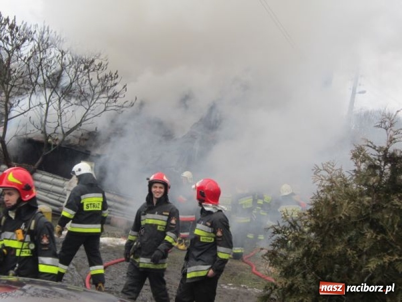 Zdjęcie w galerii na portalu naszraciborz.pl: Duży pożar w centrum Rud. W akcji miejscowe zastępy OSP oraz zawodowe straże z Raciborza i Rybnika wiadomości z regionu