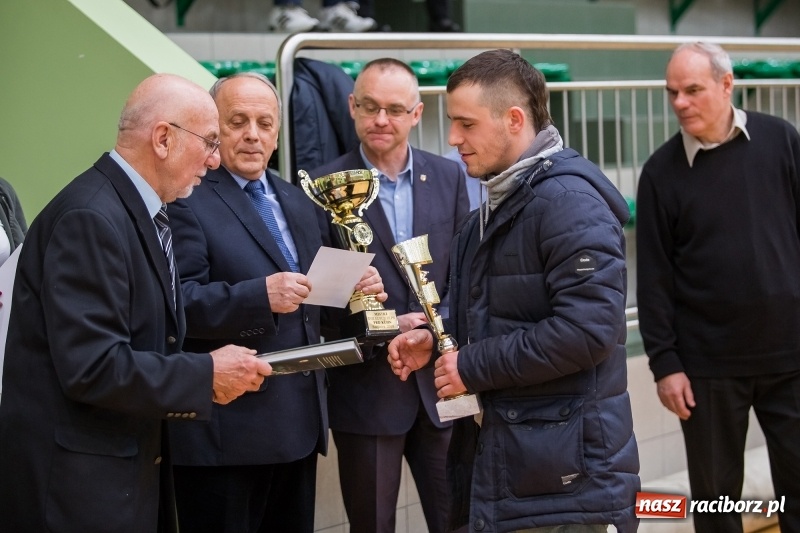 Zdjęcie w galerii na portalu naszraciborz.pl: XVII sezon Halowej Ligi Piłki Nożnej w Raciborzu przeszedł do historii wiadomości z regionu