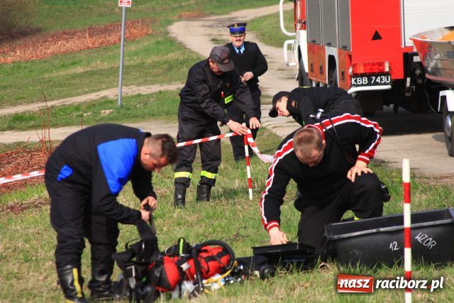 Zdjęcie w galerii na portalu naszraciborz.pl: Zatopiony mercedes już na brzegu wiadomości z regionu