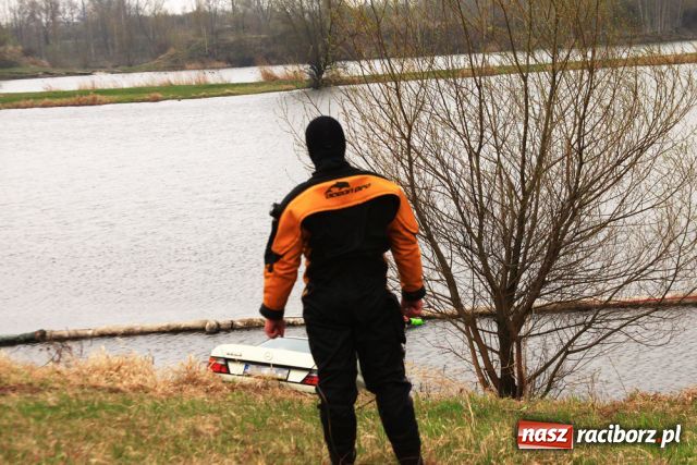 Zdjęcie w galerii na portalu naszraciborz.pl: Zatopiony mercedes już na brzegu wiadomości z regionu