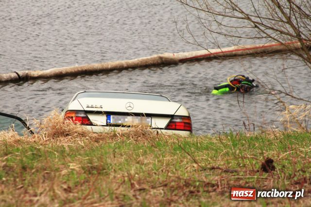 Zdjęcie w galerii na portalu naszraciborz.pl: Zatopiony mercedes już na brzegu wiadomości z regionu