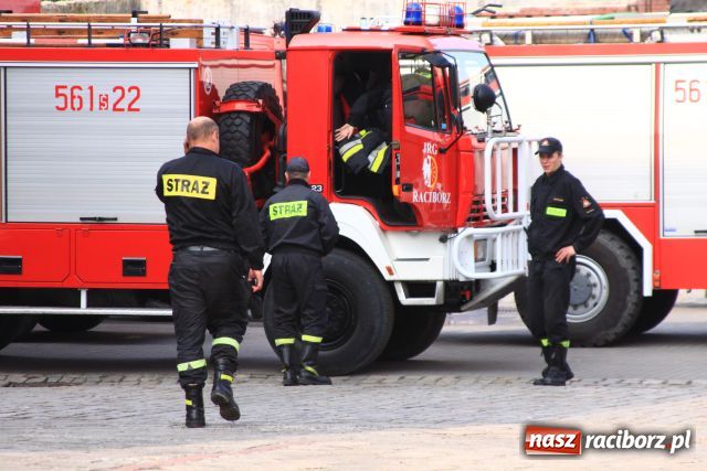 Zdjęcie w galerii na portalu naszraciborz.pl: Zatopiony mercedes już na brzegu wiadomości z regionu
