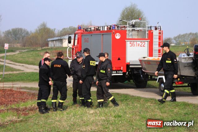 Zdjęcie w galerii na portalu naszraciborz.pl: Zatopiony mercedes już na brzegu wiadomości z regionu