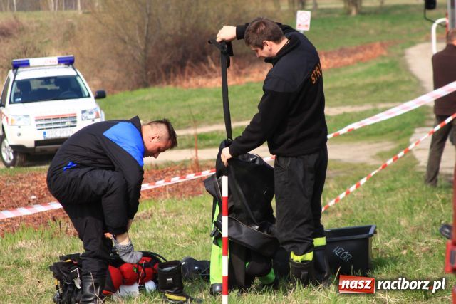 Zdjęcie w galerii na portalu naszraciborz.pl: Zatopiony mercedes już na brzegu wiadomości z regionu