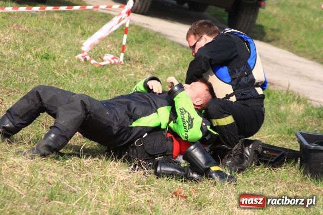 Zdjęcie w galerii na portalu naszraciborz.pl: Zatopiony mercedes już na brzegu wiadomości z regionu