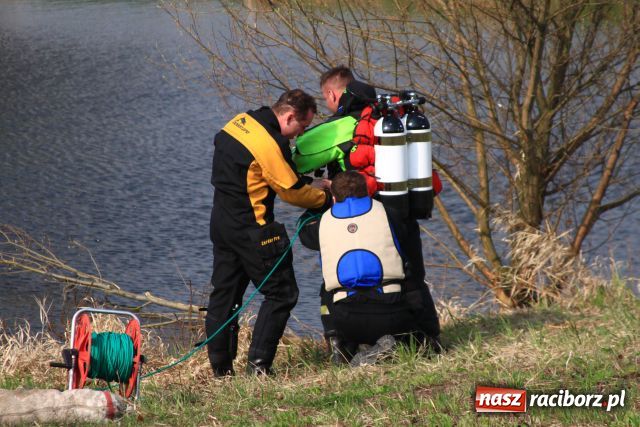 Zdjęcie w galerii na portalu naszraciborz.pl: Zatopiony mercedes już na brzegu wiadomości z regionu