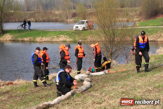 Zdjęcie w galerii na portalu naszraciborz.pl: Zatopiony mercedes już na brzegu wiadomości z regionu