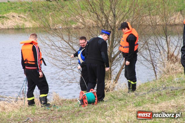 Zdjęcie w galerii na portalu naszraciborz.pl: Zatopiony mercedes już na brzegu wiadomości z regionu
