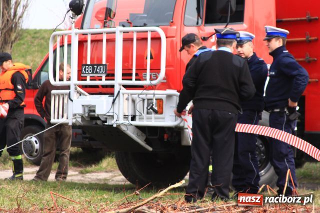 Zdjęcie w galerii na portalu naszraciborz.pl: Zatopiony mercedes już na brzegu wiadomości z regionu