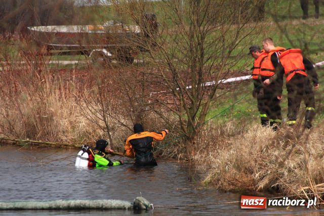 Zdjęcie w galerii na portalu naszraciborz.pl: Zatopiony mercedes już na brzegu wiadomości z regionu