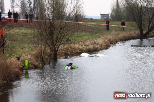 Zdjęcie w galerii na portalu naszraciborz.pl: Zatopiony mercedes już na brzegu wiadomości z regionu