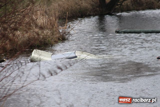 Zdjęcie w galerii na portalu naszraciborz.pl: Zatopiony mercedes już na brzegu wiadomości z regionu