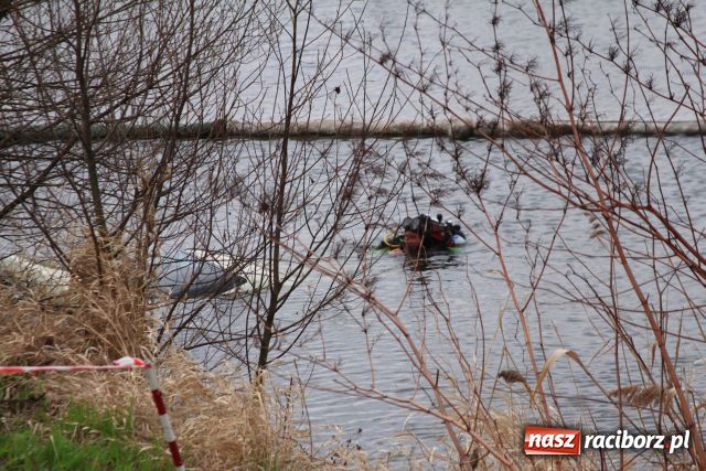 Zdjęcie w galerii na portalu naszraciborz.pl: Zatopiony mercedes już na brzegu wiadomości z regionu