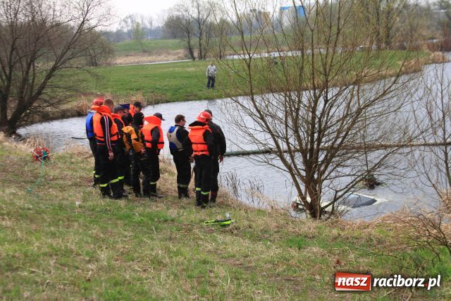 Zdjęcie w galerii na portalu naszraciborz.pl: Zatopiony mercedes już na brzegu wiadomości z regionu